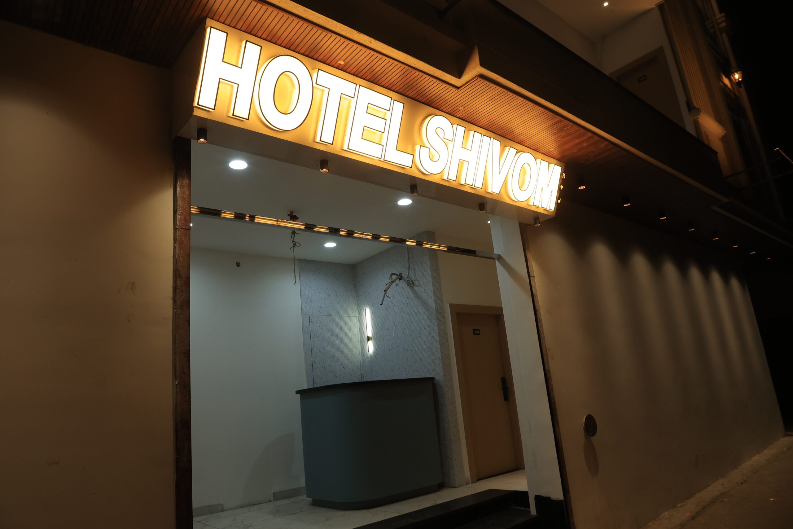 Hotel Shivom Exterior